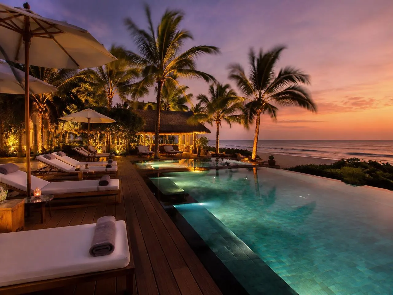 Website de resort de praia com fotografia ao pôr do sol